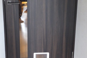 【高松市】室内ペットのストレス軽減に!室内ドア に” ネコ用のペットドア ” 取付しました☆